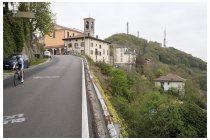 03s  Roncola, qui termina la prima salita, piuttosto ripida direi, ci sono un mucchio di ciclisti stradali, deve essere una gran classica