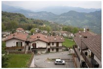 04s  ora sono in valle Imagna e proseguo in leggera salita verso Costa valle Imagna. Un classico di queste zone vicine alla pianura.... le villette a schiera degli anni 80 di cui si vedevano le televendite in tv