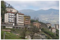 10s  uno scorcio non particolarmente bucolico di Rota d'Imagna, sullo sfondo la dorsale detta Costa del Palio,  percorsa in bici un paio di anni fa insieme a Damiano, bel posto, e bel posto la località Tre Faggi li vicino, clicca   QUI