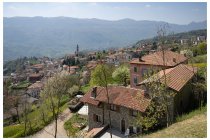 16s  Berbenno, paesello esposto al sole sulla dorsale tra la valle Imagna e la val Brembilla