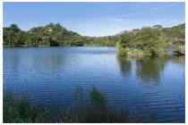 05s  Nella zona a nord di Ivrea c'è il parco regionale dei 5 Laghi,  laghetti morenici immersi in una zona di fitti boschi. Io ne tocco tre dei principali più uno piccoletto. Nella foto una vista del lago di San Michele