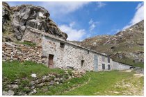 28s  ecco l'alpe Druer, circa 1840 metri di quota. Volendo da qui si potrebbe spingere la bici su per un sentiero, circa 200 metri di dislivello e si raggiungerebbe l'alpe Bechera, li arriva un'altra bellissima strada sterrata che però scende oltre la cresta nella valdostana valle di Gressoney.... magari un'altra volta....