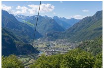 36s  vista verso la valle d'Aosta, l'autostrada aggira lo sbarramento roccioso in mezzo alla valle e subito dietro c'è il forte di Bard
