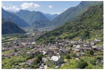 37s  ecco il borgo di Carema con i suoi tetti in pietra, circondato dai vigneti