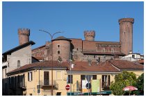 41s  la dozzina di chilometri tra Carema e Ivrea li pedalo per lo più lungo il percorso della via Francigena, in parte su strade sterrate e in parte su tranquille strade asfaltate. Ivrea sicuramente merita una bella visita, ma io non ho tempo purtroppo, nella foto il castello
