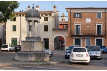 03s  Da Verona pedalo verso ovest al piede delle colline, voglio  andare a prendere la dorsale più occidentale che sale verso la Lessinia, quella che c'è tra la valle dell'Adige  (a sinistra, che sale verso Trento) e la val Policella (a destra) .  Pedemonte, San Floriano, Fumane, l'architettura è già veneziana
