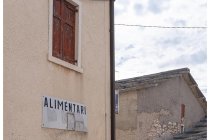 13s  a Breonio trovo un piccolo alimentari dove il tempo sembra essersi fermato negli anni 50 . Ne esco con due croccanti panini pieni di Soppressa e formaggio Monte Veronese.
