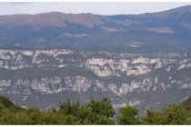 15s  in mezzo alla foto si nota appena una costruzione, inserita nella parete rocciosa....