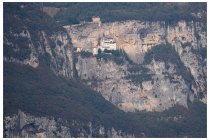 16s  tiro fuori il tele per fare un foto appena più decente, nonostante la distanza e la foschia, ora si vede meglio il famoso suntuario della Madonna della Corona, cliccate  QUI    per vederlo molto meglio