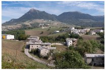 17s  Fosse (990m), poi la mia strada prosegue verso il colle di Pealda Bassa (1471m) passando tra il corno d'Aquilio ( in alto a sinistra, 1545m) e il Corno Mozzo a destra (1535m)