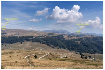 24s  vista dal rifugio El Bloc verso est, tutta la zona dell'Alta Lessinia con sullo sfondo il gruppo del Carega al confine con la provincia di Vicenza. Si vedono anche due posti dove passerò nel pomeriggio, a sinistra il rifugio Castelberto e a destra il rifugio Primaneve