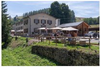 27s  Sega di Ala, un paio di trattorie, una chiesetta, area pic-nic, qui sale la strada da Ala, nella valle dell'Adige, e proseguendo in breve si raggiunge il passo Fittanze, confine tra Veneto e Trentino. Qui prendo una sterrata, il sentiero delle malghe