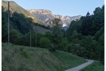 51s  dopo la lunga discesa raggiungo la ciclabile della val d'Illasi, e inizio a salire.... Visto che salgo al rifugio e poi torno giù per la stessa strada, tolgo tre borse dalla bici e le nascondo nel bosco, inutile portarsi tenda/sacco a pelo ecc ecc su e giù....
