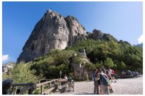 57s  la cima Cengia Pertica, proprio sopra il rifugio