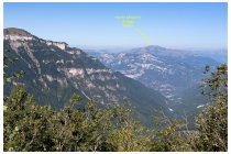 58s  dal passo Pertica si apre il panorama verso ovest, davanti in lontananza il monte Altissimo di Nago, nel gruppo del monte Baldo, cima raggiunta in bici, clicca   QUI