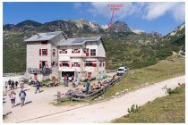 63s  ed ecco qui il rifugio Scalorbi, lassù pochi metri sotto la vetta del Carega c'è un altro rifugio, ma li in bici non si arriva "comodamente"