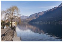 01s  Il giro del lago di Como è troppo per le mie gambe scarse, ma posso accontentarmi di quello di Lugano, così con Andrea lasciamo la macchina a Riva San Vitale (dopo una faticosa ricerca del parcheggio gratis) e iniziamo a pedalare verso Porto Ceresio