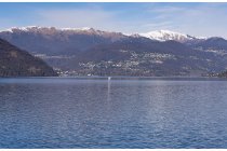 09s  In questa foto la lunga dorsale che collega il monte  Lema    (a sinistra) fino al monte Tamaro (si vede giusto la grande antenna sulla cima), passando per il   Gradiccioli