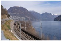 12s  attraversiamo Melide e puntiamo su Lugano, ormai molto vicina.  Nella foto, a destra di nuovo territorio italiano, tra la Valsolda, Porlezza e le montagne innevate della val Cavargna