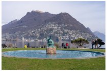 14s  praticamente ci sono 5 chilometri di lungolago, curato e vissuto. Sullo sfondo il monte Boglia, salito nell'autunno del 2008, clicca  QUI