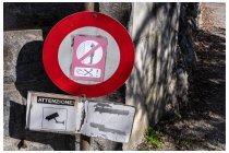 18s  passiamo Lugano e Castagnola, proseguiamo verso la dogana di Gandria, in una sosta per accendere la luce posteriore prima di una galleria noto questo "ammonimento"....