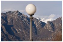 29s  i rocciosi pizzoni sopra la valsolda e sullo sfondo pizzo di Gino e cima Pianchette