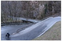 30s  da Lanzo in brevissimo si giunge al valico di Valmara e di nuovo si cambia nazione. Una discesa stretta, fredda, ripidissima e imboscata in una forra ci conduce ad Arogno