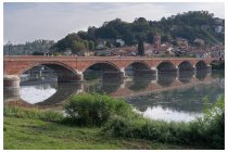 01s  Week end nel torinese con Nives e mio padre (Eli lavora tutto il fine settimana), facciamo un paio di giretti in bici, il primo lungo il Po tra Settimo Torinese e Torino, il secondo nel parco della Mandria, area naturale che si estende a nord ovest della reggia di Venaria Reale.  Nella foto il ponte Vecchio sul Po a San Mauro Torinese