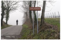 03s  dopo 12 chilometri e qualche su e giù tra delle piacevoli collinette ricoperte di vigneti,  raggiungiamo Solferino e facciamo una seconda colazione, più che altro per entrare in un posto caldo e far riprendere vita alle mani ibernate, per i piedi la faccenda è più lunga