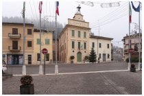 04s  nella piazzetta di Solferino si fronteggiano 2 bar, ci informiamo sulla temperatura interna e poi entriamo nel più caldo