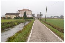 05s  a sud di Solferino è tutto piatto. Passiamo per Medole, sfioriamo Castel Goffredo, Casaloldo e Mariana Mantovana..... lungo una strada sterrata tra i campi infanghiamo per benone le bici, il terreno era stato triturato per bene da migliaia di pecore passate poco prima di noi