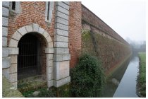 16s  le mura a forma di esagono irregolare alte 6/7 metri che cingono tutta la città