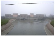 23s  San Matteo delle Chiaviche, nella foto una chiavica che collega il bassissimo corso dell'Oglio con il canale Navarolo