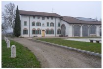 30s  Ecco l'agriturismo dove abbiamo passato la notte. Fatta colazione, siamo in sella verso le 8e45, avrei preferito fare prima.... ma la giornata nebbiosa non invoglia più di tanto....