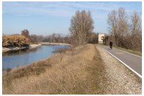 49s  qui ancora lungo lo scaricatore, ma almeno c'è il sole e sullo sfondo spunta il monte Baldo leggggermente innevano