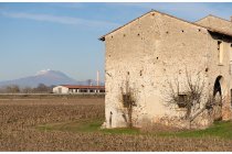54s  tra le campagne lungo il Mincio salendo verso Monzambano, spunta il camino della centrale di Ponti sul Mincio