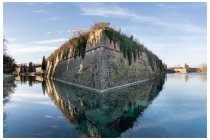 57s  le mura della cittadella fortificata di Peschiera del Garda, in particolare li sopra c'era il carcere militare