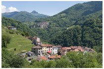 01s  Giretto con partenza da casa tardi, corto ma meglio di niente.  Mi sposto con la macchina a Cernobbio e con la bici faccio un anello nella Svizzera val di Muggio. Non ho scattato foto nella prima parte del percorso, Maslianico, Vaccallo, paesetti di confine piuttosto bruttini, poi quando si guadagna quota e si entra nella valle la musica cambia. Qui uno scatto fatto da Campora, con Bruzzella sullo sfondo e in alto il Sasso Gordona