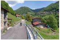 05s  località Fosso, qui la strada scende al torrente Breggia e poi risale sul versante opposto della valle verso Cabbio, i cartelli indicano una pendenza (in salita) del 25%.