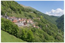09s  Scudellate in primo piano, da qui proseguo verso Erbonne. Come indica la freccia gialla, si aggira il costone e si entra in una valle che dalla foto non si intuisce, ma c'è e sale fino alla bocchetta di Orimento