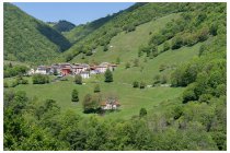 13s  Erbonne, in alto la bocchetta di Orimento. A Erbonne termina la strada asfaltata che arriva da Casasco d'Intelvi