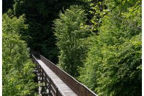 15s  al temine del sentiero, questo ponte permette di attraversare la valle e tornare in Italia
