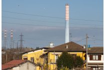 25s  prima di chiudere l'anello percorro ancora un breve tratto di Muzza tra Trucazzano e Albignano, sullo sfondo il camino della centrale di Cassano d'Adda