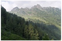 04s  la prima parte del sentiero verso il lago di Pescegallo è tutta nel bosco, un sentierino piuttosto ripido e sassoso, poi a circa 1650 si aprono diverse radure e si comincia a vedere il panorama, oggi rovinato dalla notevole foschia