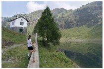 06s  alle 10 raggiungiamo il lago, nella foto la casetta del guardiano della diga