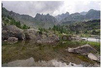 16s  alle 14e30 raggiungiamo il bacino della Tronella, circondato da arcigne creste. Lassù ero passato nel 2015 con Bore durante una bellissima escursione che ha toccato 4 laghi e la cima del pizzo dei Tre Signori, clicca   QUI