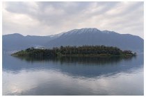 01s  Giornata grigia, ma non ci dovrebbero essere precipitazioni. Sento Andrea per vedere che fare, io sarei per andare nella bassa dove c'è il sole, lui deve tornare prima e vuole restare più vicino a casa, allora optiamo per un giro al passo San Lucio, tra la val Cavargna e la Svizzera val Colla. Parcheggiamo la macchina a Colonno, sul lago proprio davanti all'Isola Comacina, tanto per fare qualche chilometro in piano e scaldare la gambe prima della lunga salita