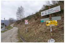 12s  poco oltre Buggiolo si raggiunge Dasio, una manciata di baite e un paio di grandi prati, qui inizia il tratto finale per salire al passo San Lucio e all'omonimo rifugio. Strada cementata nella prima parte, poi sterrata, oggi a tratti innevata