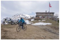 22s  e poi giù di nuovo verso Dasio. Sopra Andrea in lontananza il Garzirola