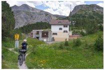 23s  proprio di fronte al rifugio del passo lasciamo l'asfalto e prendiamo un sentiero, con il senno di poi ci sarebbe convenuto scendere un tornante su asfalto e poi prendere una forestale che si ricollegava più avanti al nostro percorso, ci avrebbe evitato almeno una ventina di minuti di bici a spinta lungo un sentierino scassato e ripido.